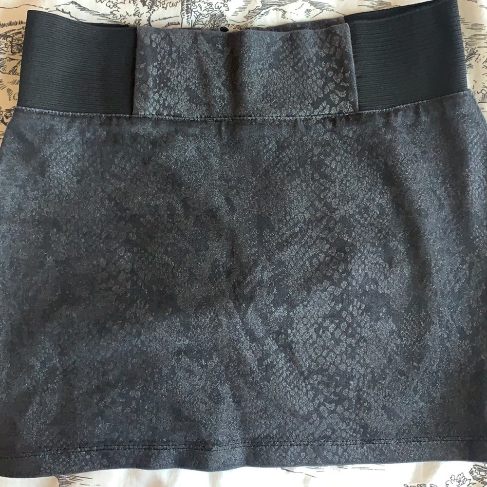 3/25 Snakeskin pattern mini skirt - Picture 6 of 6